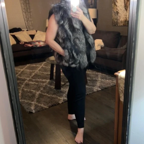 Vince Silver Fox Fur Vest.  Single clasp.  Mint condition. Retail $1,499. - Picture 7 of 8